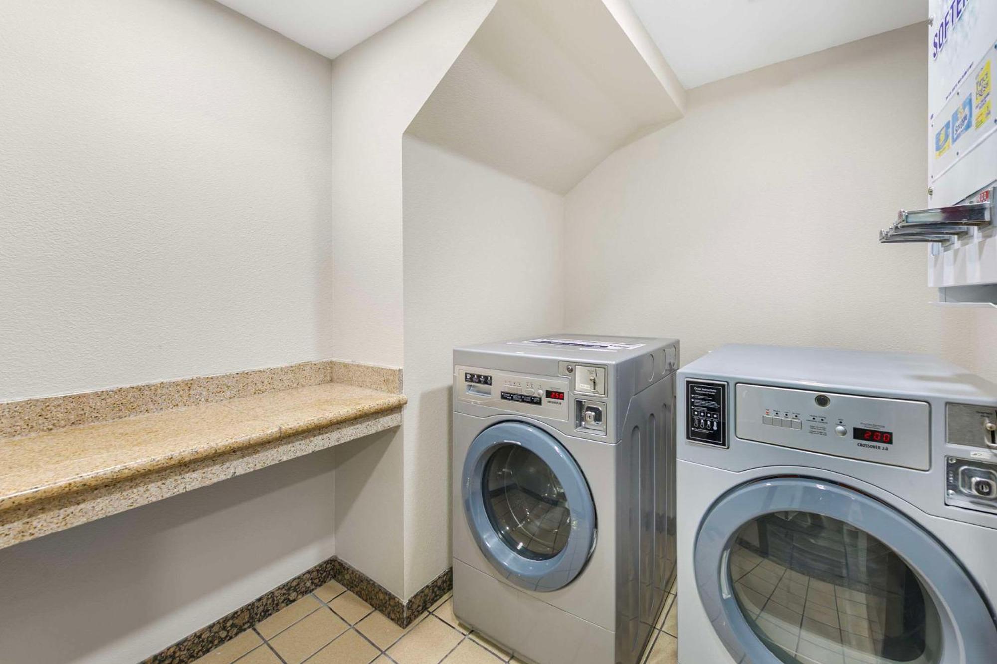 Quality Inn & Suites Sacramento Extérieur photo