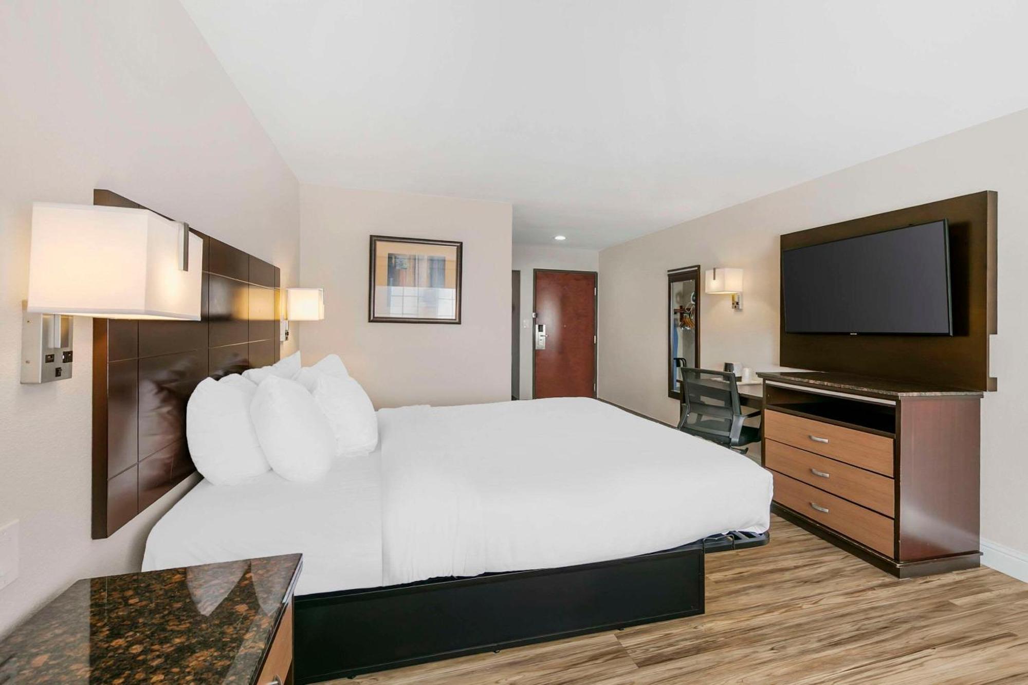 Quality Inn & Suites Sacramento Extérieur photo