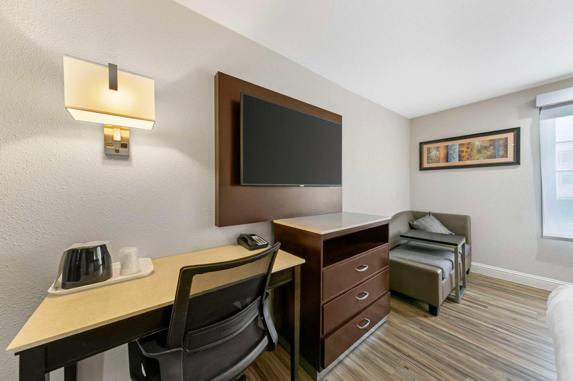 Quality Inn & Suites Sacramento Extérieur photo